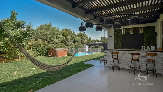 Casa Con Amplia Terraza Y Jardín Y Piscina