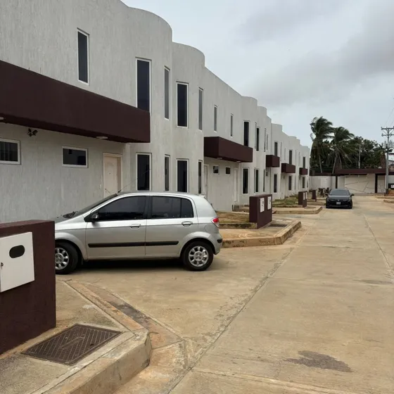 Moderno Townhouse En Los Robles Ic-00496