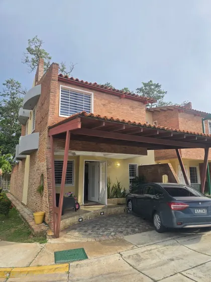  En Venta Hermoso Townhouse En San Diego, Res. Villa Jardín