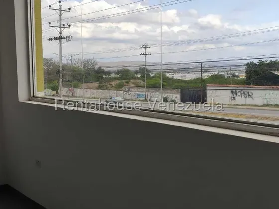 Local Comercial En Alquiler En Cabudare Zona Av Intercomunal Codigo 2 6 1 5 9 0 8 Mildred Centro Comercial Ubicado En Plena Av Intercomunal Cabudare Acarigua El Local Cuenta De Dos Niveles Pb Y Una M