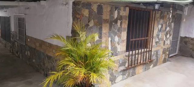 Se Alquila Casa Comercial En El Hatillo Cerca De La Plaza Ideal Para Deposito U Oficina Bb