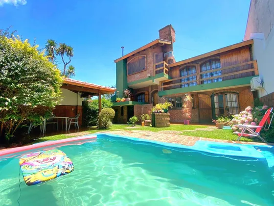 Venta Casa 4 Ambientes Castelar Pileta Cochera