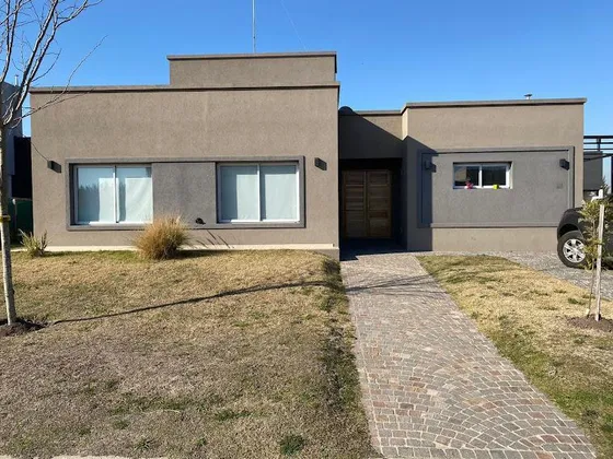 Casa En Venta - 3 Dormitorios 3 Baños - Cochera - 680mts2 - Canning