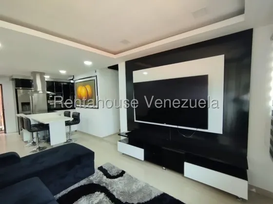 En Venta Bello Apartamento Totalmente Remodelado Y Semi Amoblado Conj Privado Laguna Plaza, Turmero 25-21422 Hc