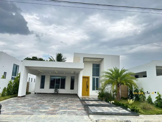 Venta Hermosa Y Moderna Casa Con Amplio Patio En La Ciudad De Santiago  