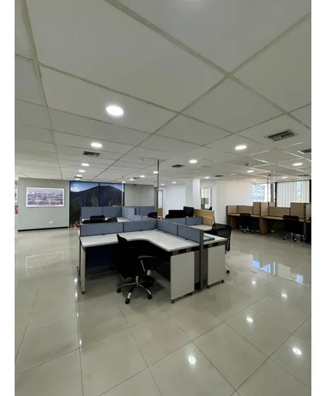 Oficina En Alquiler  200 M2 - Urb. Altamira