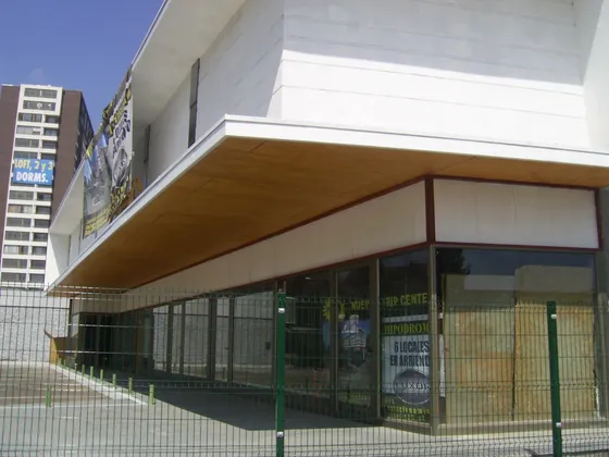 Amplio Local Strip Center De 2 Niveles En Excelente Locación