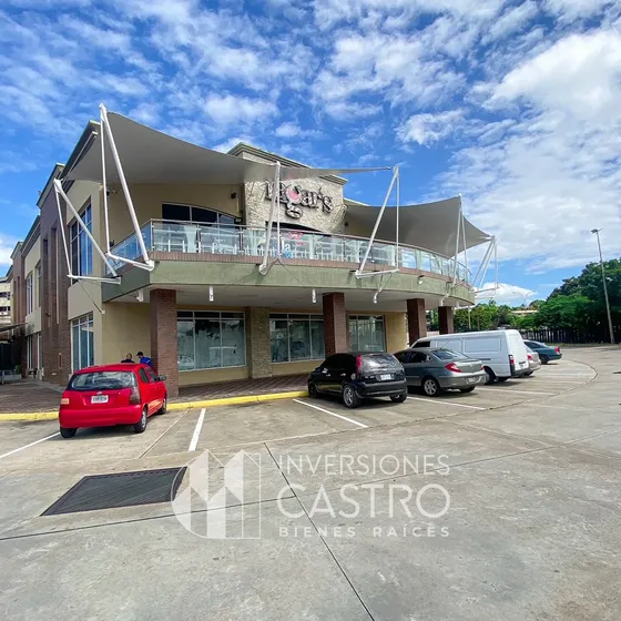Te Presentamos En Venta O Alquiler: Un Amplio Local Comercial De 505m2, Con Doble Altura Y Una Extensa Terraza. Este Espacio Es Perfecto Para Adaptarlo A Las Necesidades Específicas De Tu Proyecto.