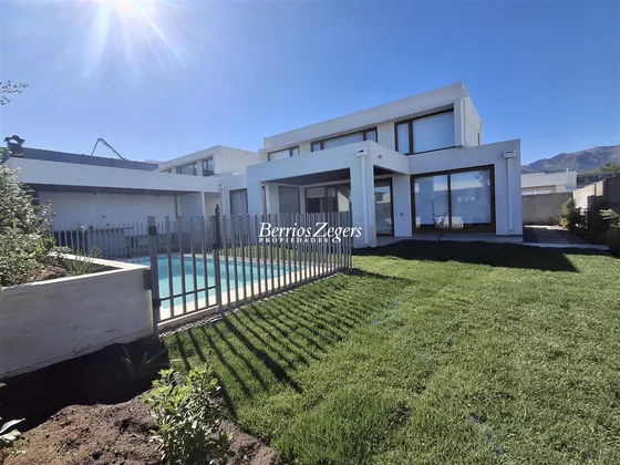 Casa En Arriendo De 4 Dorm. En Lo Barnechea