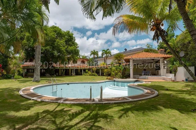 Prados Del Este !! Venta Bella Y Exclusiva Casa De 3 Niveles, 494 M2 Const., 1.505 M2 Terreno, 7 Hab, 6 Baños, 4 Pe, Hermosos Jardines Y Corredores Techados, Piscina, Área Parrillera. Calle Cerrada !!