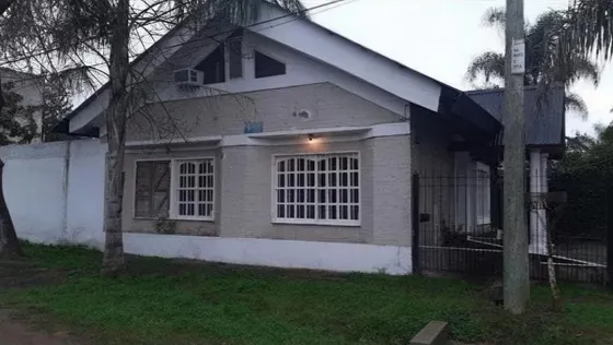 Casa En Venta - 3 Dormitorios 2 Baños - Cocheras - 120mts2 - Moreno