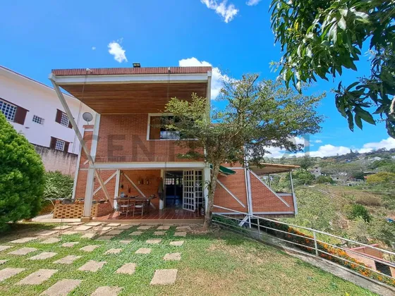 Descubre Esta Encantadora Casa, Ubicada En Lomas Del Halcón, El Hatillo