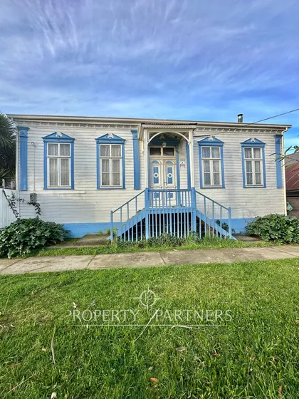 Linda Casa Antigua En Sector Comercial 