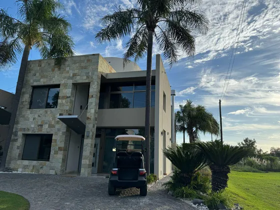 Casa 4 Dormitorios Con Pileta Apto Credito - Club Nautico Es