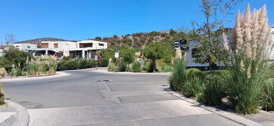 Casa En Venta De 3 Dormitorios Más Servicio. Lo Barnechea