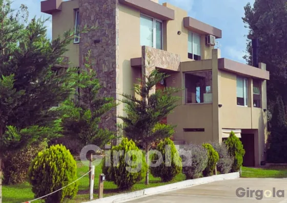 Venta Casa 3 Dormitorios Costa Esmeralda Con Cochera