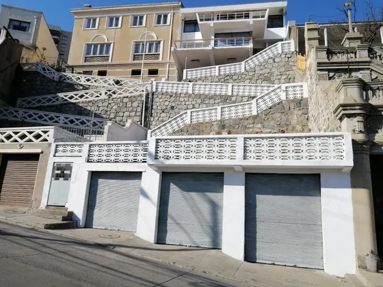Casa En Altura, Con Hermosa Vista A La Bahía De Valparaíso.
