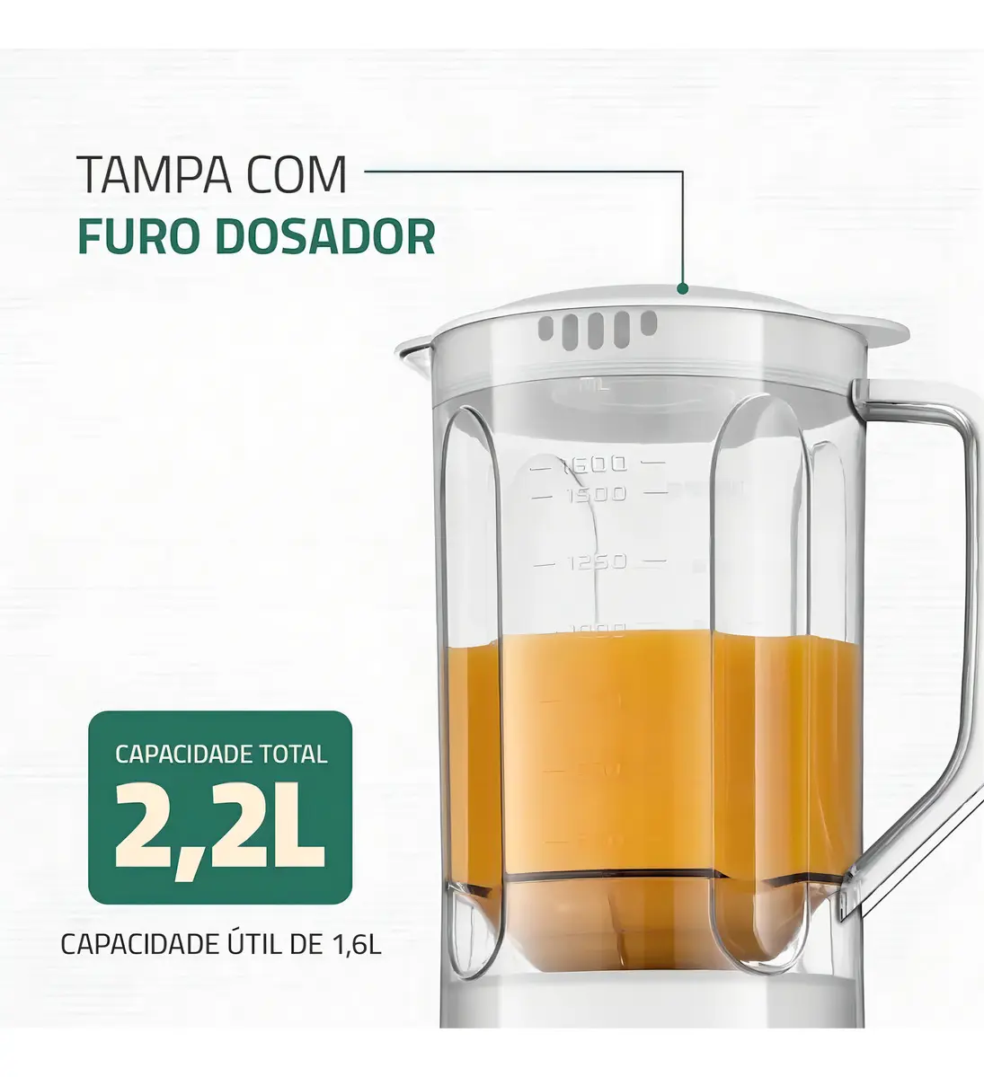 Liquidificador Mondial Pratic Power com suco de laranja na jarra, evidenciando a tampa com furo dosador e capacidade total de 2,2 litros.