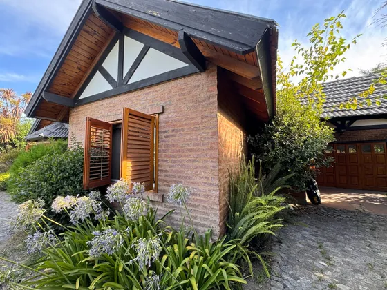 Apto Credito Casa Con Lote Parquizado  Importante Parque, Piscina Y Quincho.
