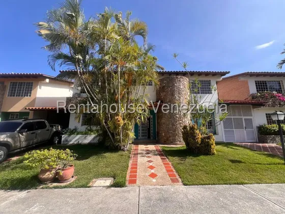 Karen García Vende Exclusiva Casa Al Este De Barquisimeto, Seguridad 24/7, Fácil Acceso A Las Vías Principales, Cerca A Comercios.
