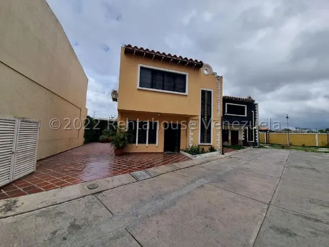 Maritza Lucena Trae Espectacular Casa En Venta En Pleno Triangulo Del Este De Barquisimeto, Amplia Y Cómoda Cocina, Área De Esparcimiento, Cerrado Con Vigilancia, Tanque Subterráneo, Gas Directo, 