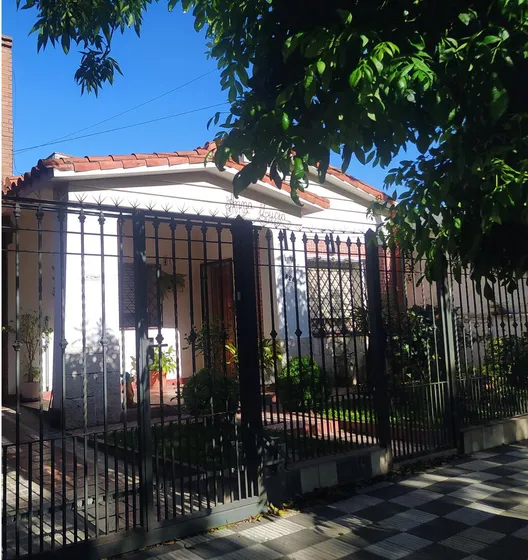 Casa En Alquiler Dos Dormitorios - Barrio Rivadavia 