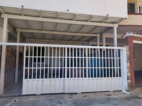 Meb Vende Bella Casa De 2 Niveles En Calle Cerrada Los Mangos Valencia 284617