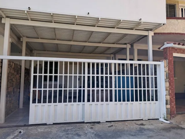Meb Vende Bella Casa De 2 Niveles En Calle Cerrada Los Mangos Valencia 284617