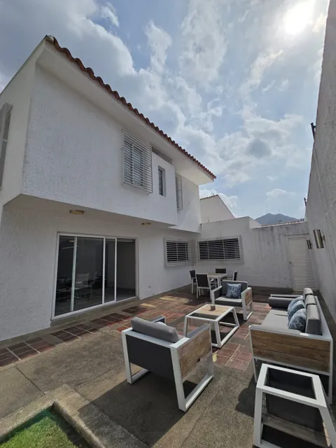 Cr Vende Exclusiva Casa Urb Trigal Norte Conj Res Los Girasoles
