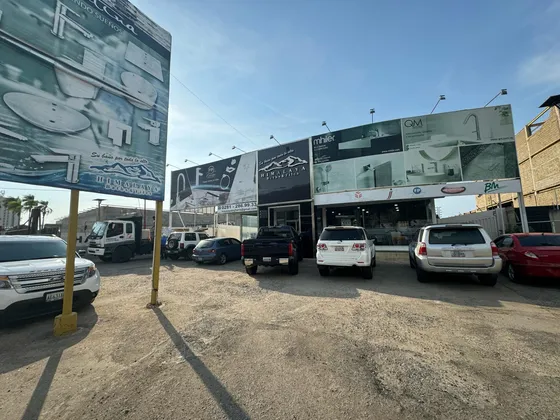 Amplio Local/galpon Av Intercomunal Las Garzas  Lecheria 