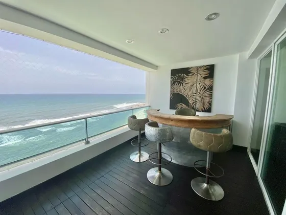 Elegante Apartamento Con Muebles Frente A La Playa