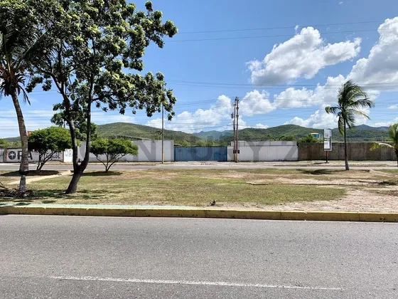 Terreno En Venta En Puerto La Cruz. Av Camejo Octavio