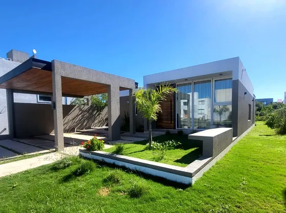 Casa En  Alquiler En Las Cañitas Barrio Privado Amoblada