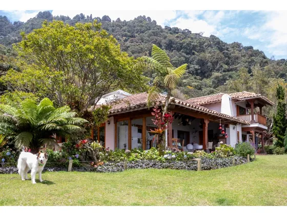 Casa En Unidad Cerrada Avenida Las Palmas Antes Del Alto