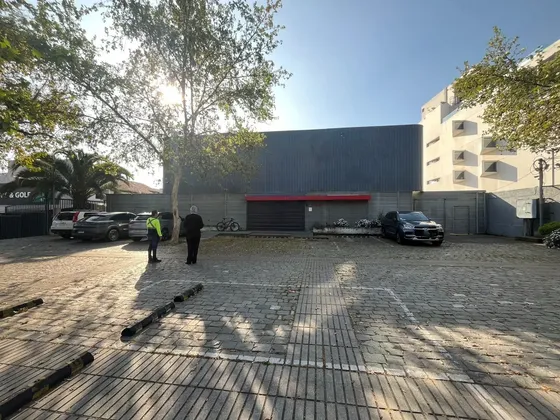 Exclusivo Local Comercial Con Oficinas En Vitacura