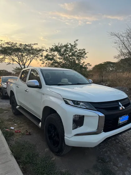 Mitsubishi L200 2.4 Cabina Doble 4x2 Mt