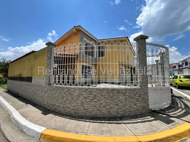 Jip 25-21264. Rentahouse Vende Hermosa Casa De 237.7 Mts2, 3 Hab Con Baños, Hermosa Cocina Española, 3 P/e. En Urb La Floresta, La Victoria. Edo Aragua