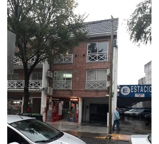 Cochera Cubierta Fija Ubicada En El Centro De San Isidro Próxima A Tribunales.