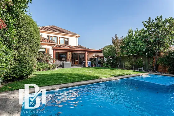 Casa En Venta En Condominio De 5 Dorm. En Las Condes