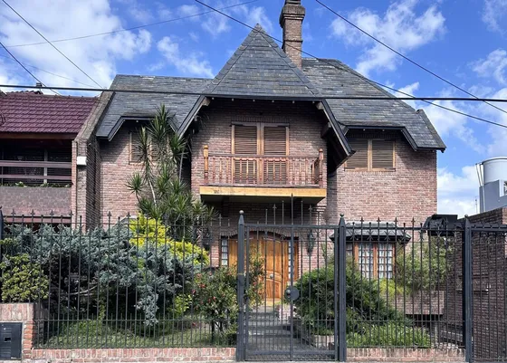 Venta Casa En Castelar 5 Ambientes Con Pileta