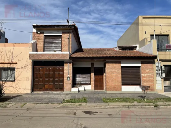 Casa En Venta, 4 Dormitorios En Lujan, Centro. Apta Crédito.