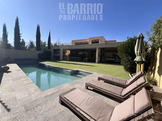 Casa En Venta En Piedra Roja 5 Dormit. Mas Serv