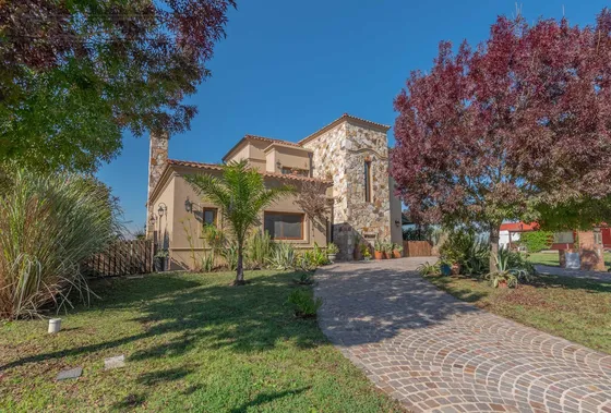 Casa Al Lago En Venta En El Barrio Muelles, Puertos / Escobar