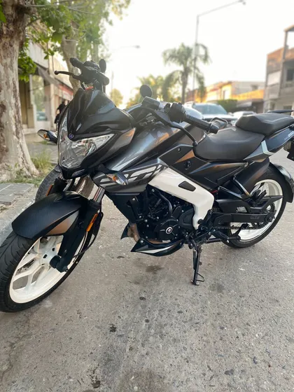 Rouser Ns 200
