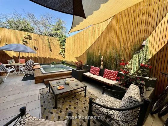 Casa En Venta De 4 Dorm + Servicio En Las Condes