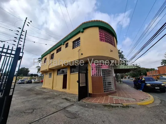 Maribel Morillo Vende Edificacion Con Local De 80m2 Y 3 Apartamento Tipo Estudio, Ubicado En Avda. Comercial Del Oeste De Barquisimeto Lara