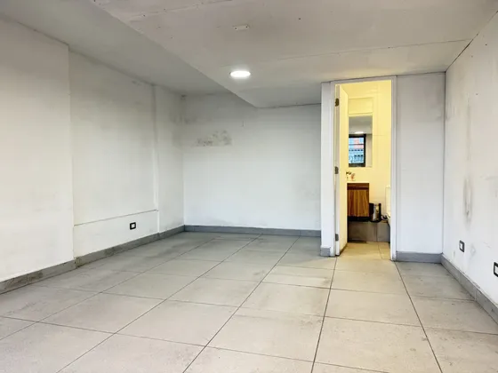 Local Comercial A La Calle, 1 Estacionamiento