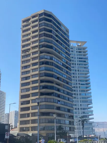 Edificio El Faro De Cavancha / Santa Coloma De Farnes