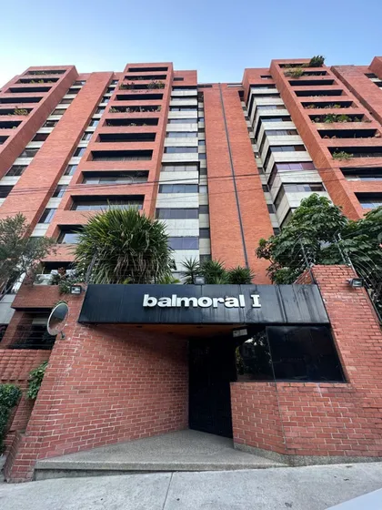 Vendo Apartamento Ubicado En Resd. Balmoral Urb. Los Chorros De 170 M2.