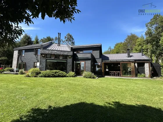 Casa En Venta De 5 Dorm. En Puerto Varas